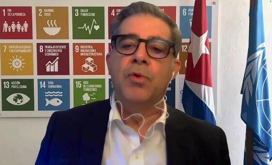 El coordinador residente en Cuba, Francisco Pichón, informa a los periodistas sobre la situación en el país.